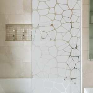 Vinilo esmerilado con diseño de piedras naturales para decoración de baños y spa.