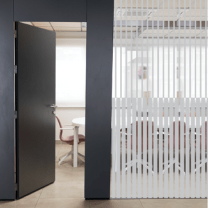 Vinilo esmerilado a medida diseño Tiras opuestas para privacidad en oficinas y hogares.