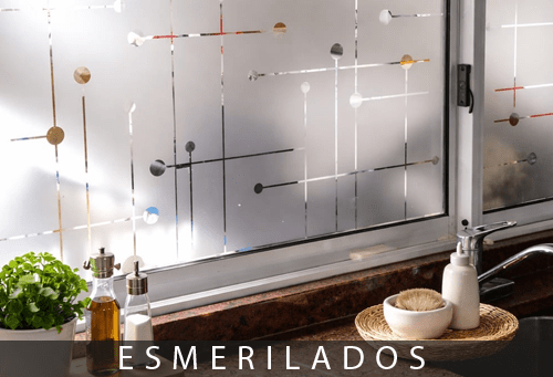 Vinilo esmerilado decorativo instalado en mampara de vidrio para privacidad en oficinas y hogares.
