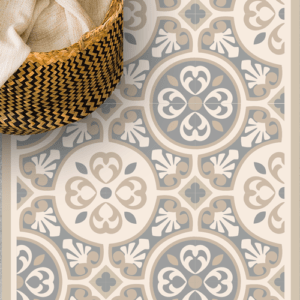 Alfombra vinílica modelo Málaga de Niakate con diseño de azulejos geométricos en tonos arena y azul. Alfombra de PVC lavable y resistente para decoración de interiores sin obra.