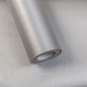 Vinilo Premium de PVC Autoadhesivo con acabado metálico cepillado es la solución ideal para darle un look moderno, industrial y sofisticado a tu heladera.