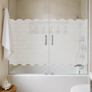 Vinilo esmerilado decorativo para baño con diseño orgánico de líneas onduladas y acabado elegante.