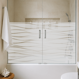 Mampara de baño con esmerilado decorativo de ondas horizontales que aporta privacidad sin perder luminosidad.