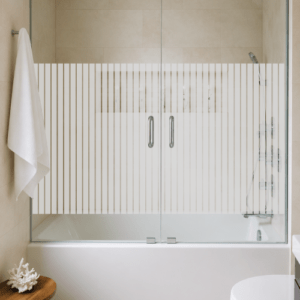 Diseño de vinilo esmerilado para mampara de ducha con franjas modernas y estilo minimalista.